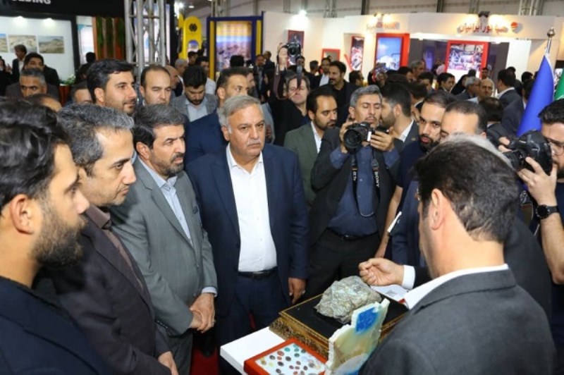 بازدید رئیس هیات عامل ایمیدرو، استاندار همدان و نمایندگان مجلس از غرفه مرکز تحقیقات یزد