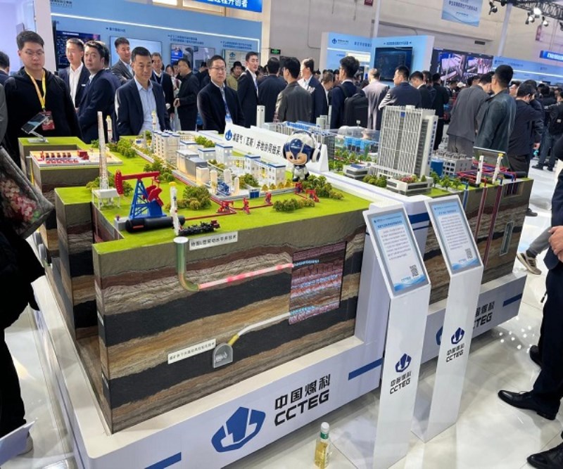 بازدید هیات ایرانی از ماشین آلات پیشرفته معدنی در نخستین روز نمایشگاه بین المللی چین