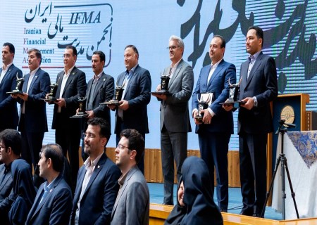 تندیس سیمین «جایزه ملی مدیریت مالی ایران» در دستان فولاد خراسان