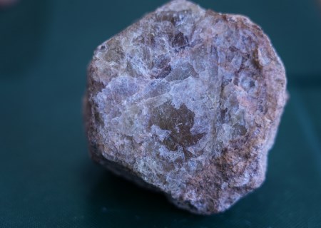 آپاتیت، کلید شناخت ذخایر آهن و عناصر خاکی نادر؛ نتایج یک پژوهش جدید ایرانی