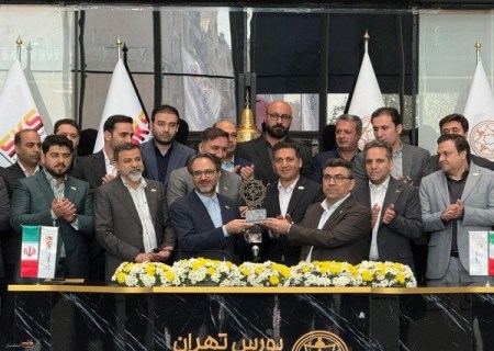 اهدای تندیس افتخار به “فولاد کاوه جنوب کیش” از سوی مدیرعامل بورس تهران